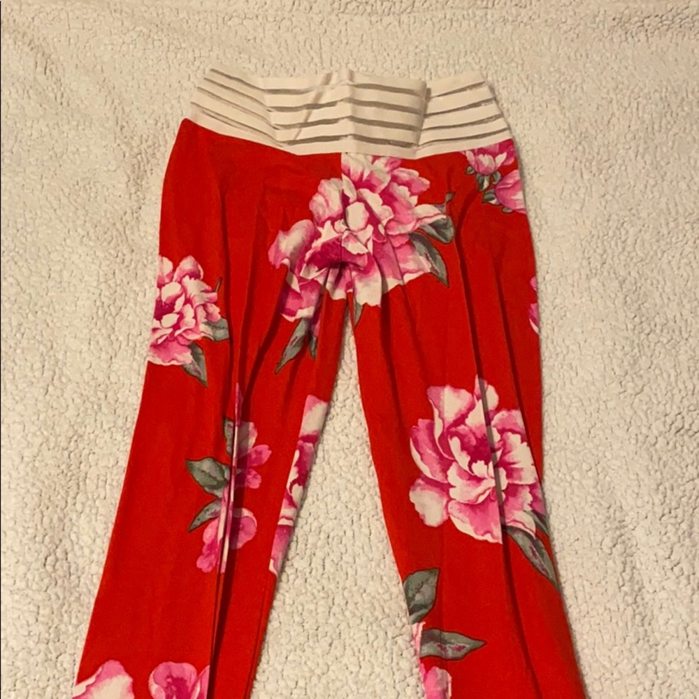 Cute booty lounge leggings L